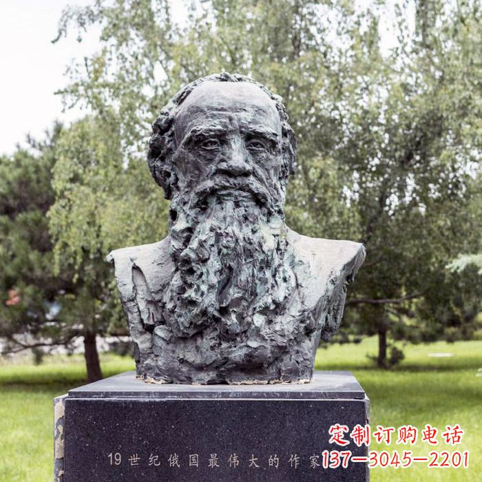 聊城19世纪俄国最伟大的作家列夫·尼古拉耶维奇·托尔斯泰雕像