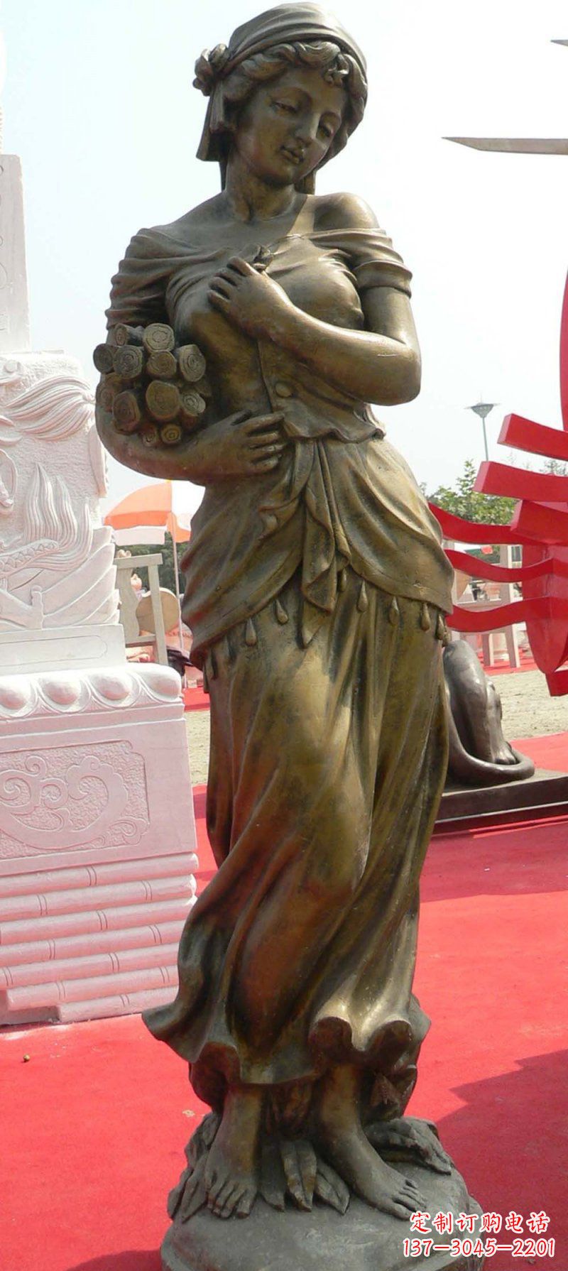 聊城抱着柴火的西方女孩人物铜雕