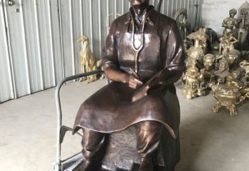聊城白求恩坐姿纯铜雕塑赞颂英雄的象征