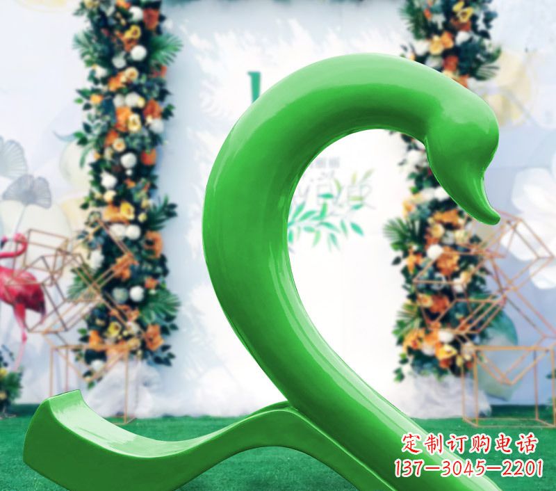 聊城新颖抢眼的玻璃钢爱心天鹅雕塑