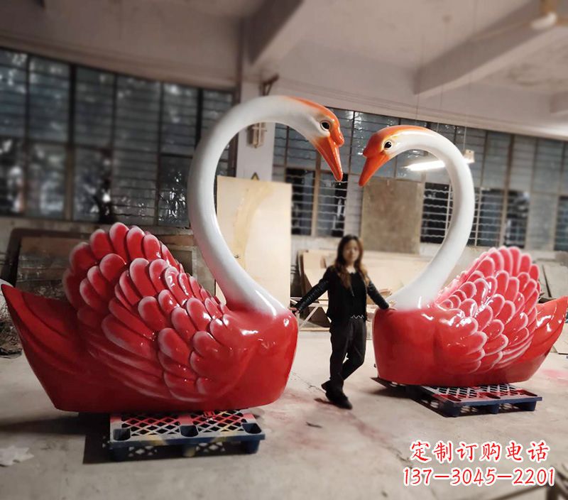 聊城天鹅玻璃钢爱心婚礼景观摆件