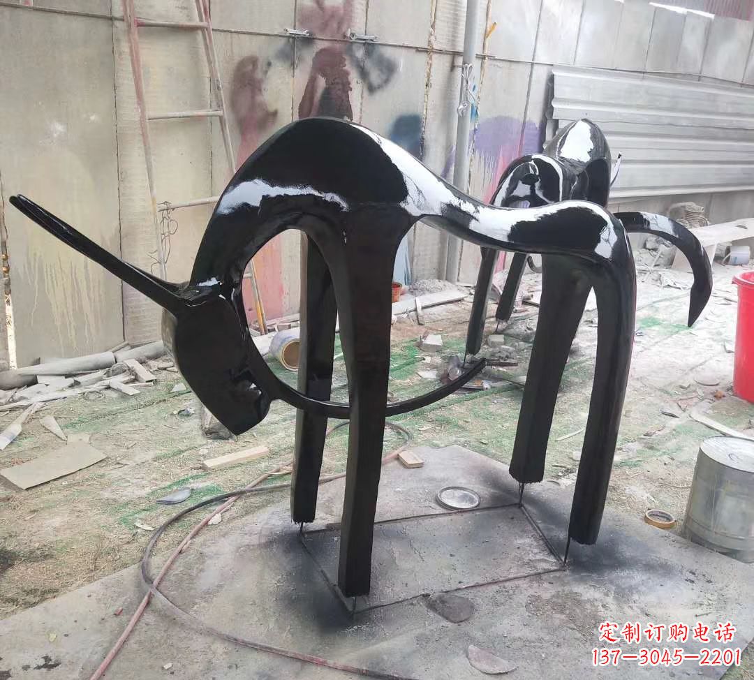 聊城玻璃钢制作的鹿雕塑——装点你的庭院