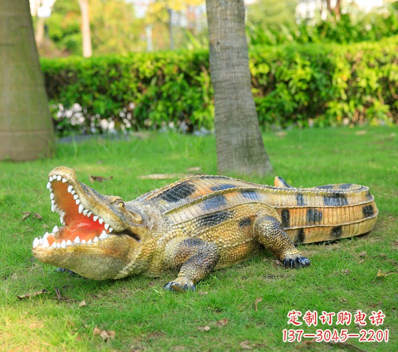 聊城玻璃钢鳄鱼仿真动物雕塑精美雕塑营造绿色环境