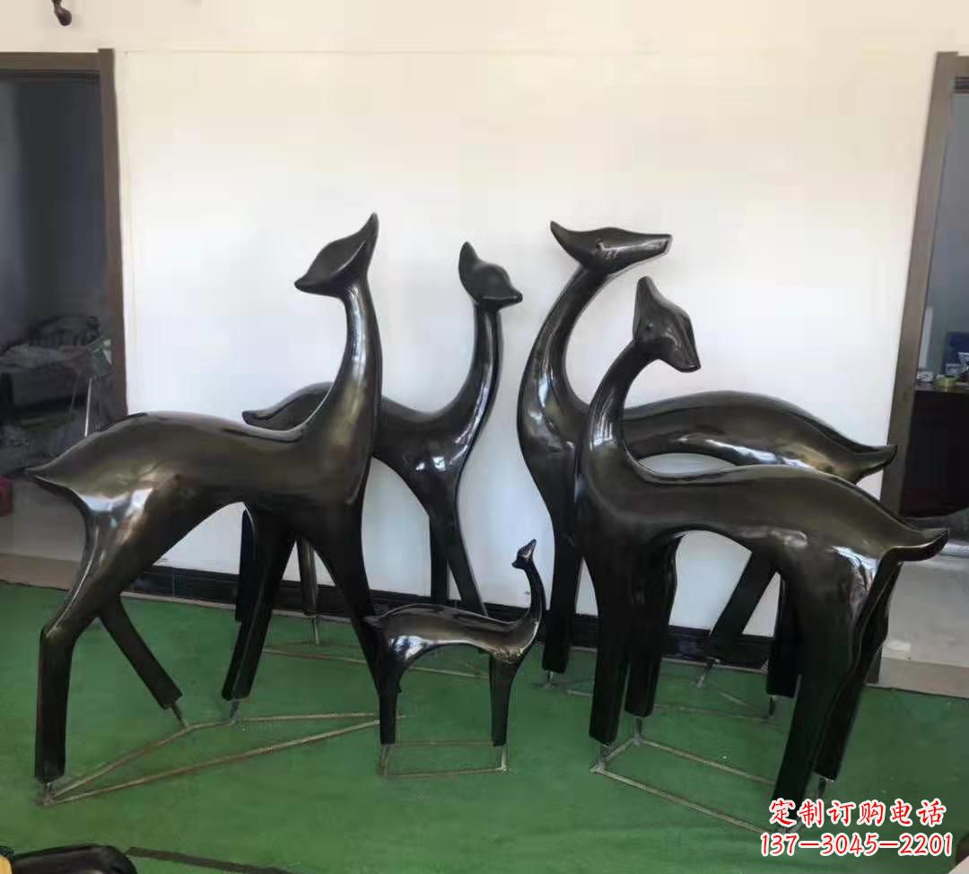 聊城玻璃钢仿铜鹿雕塑完美点缀庭院景观