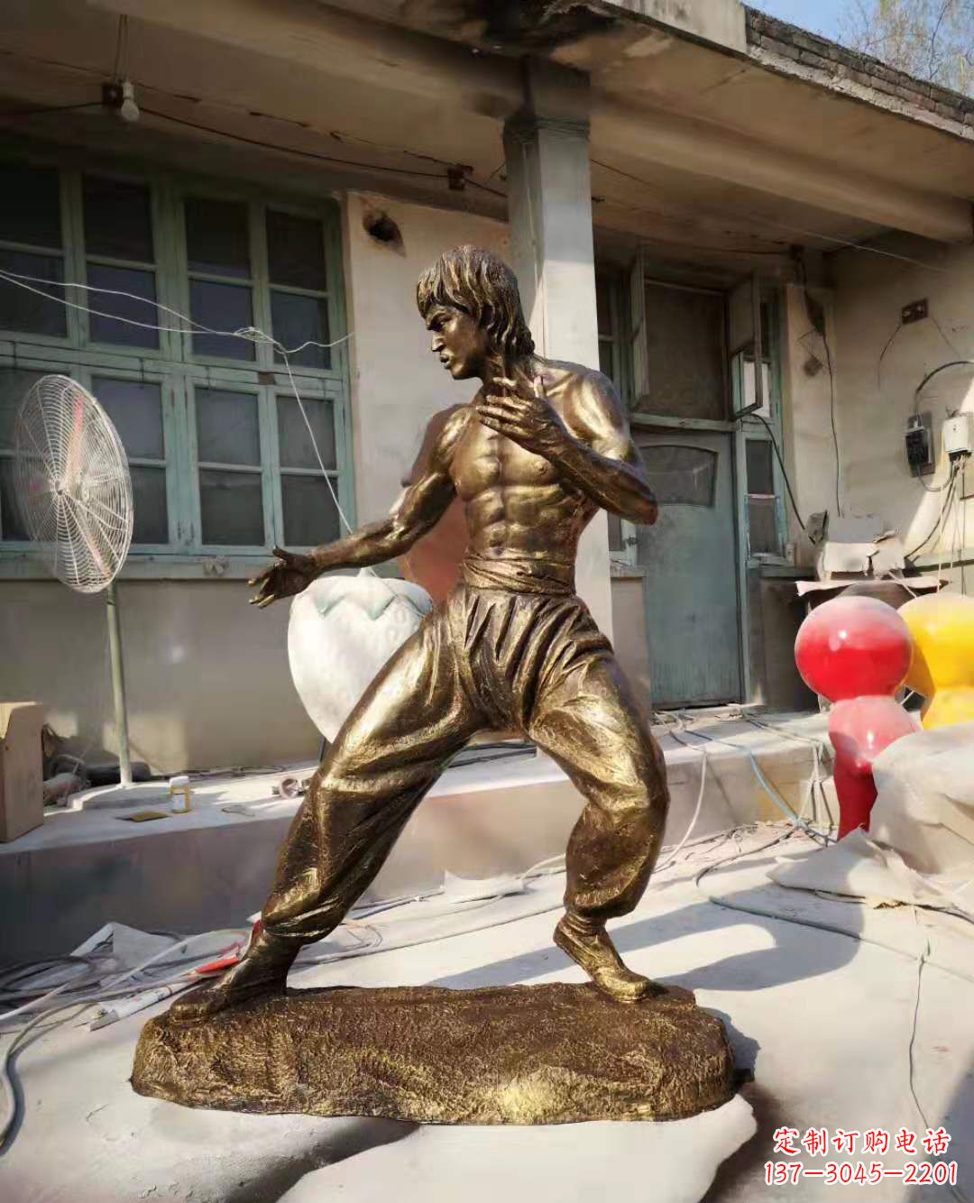 聊城铜像传奇——李小龙雕塑