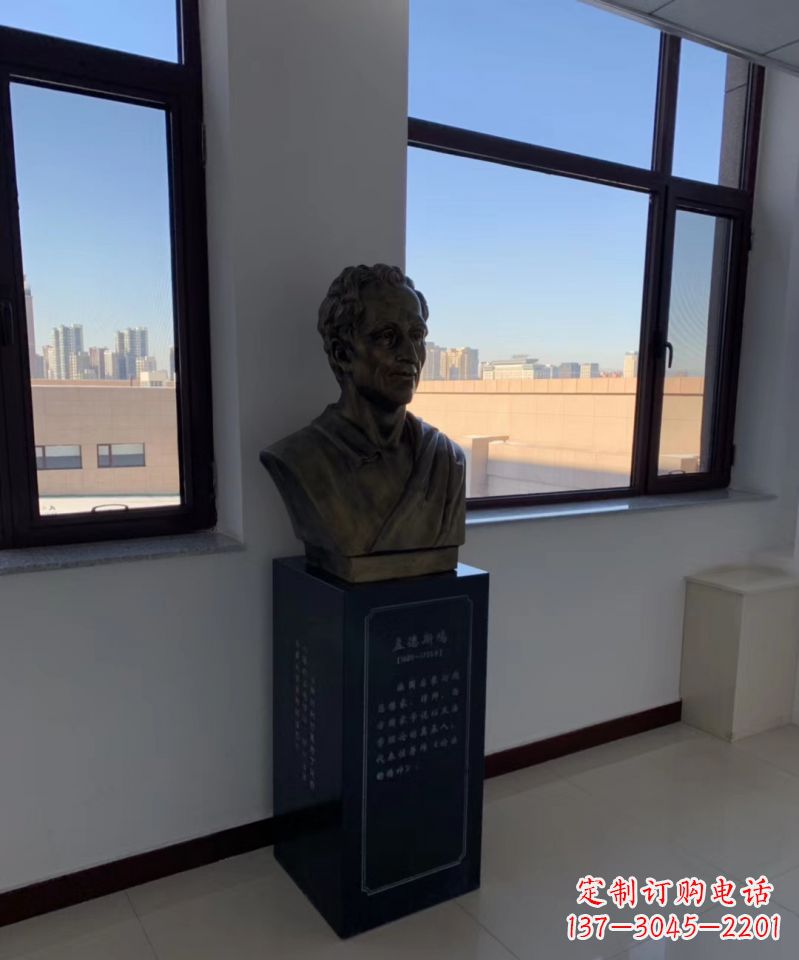 聊城玻璃钢仿铜的孟德斯鸠头像雕塑