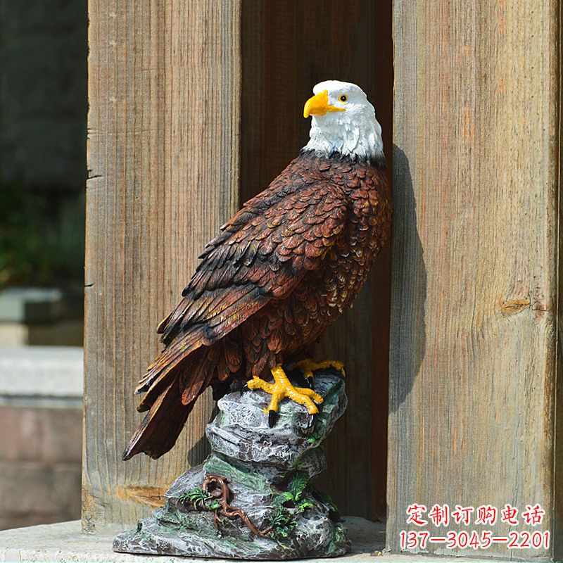 聊城玻璃钢老鹰雕塑——传递自然之美