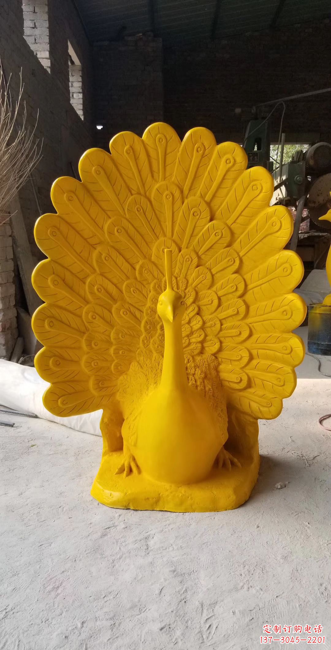 聊城玻璃钢制作的孔雀雕塑