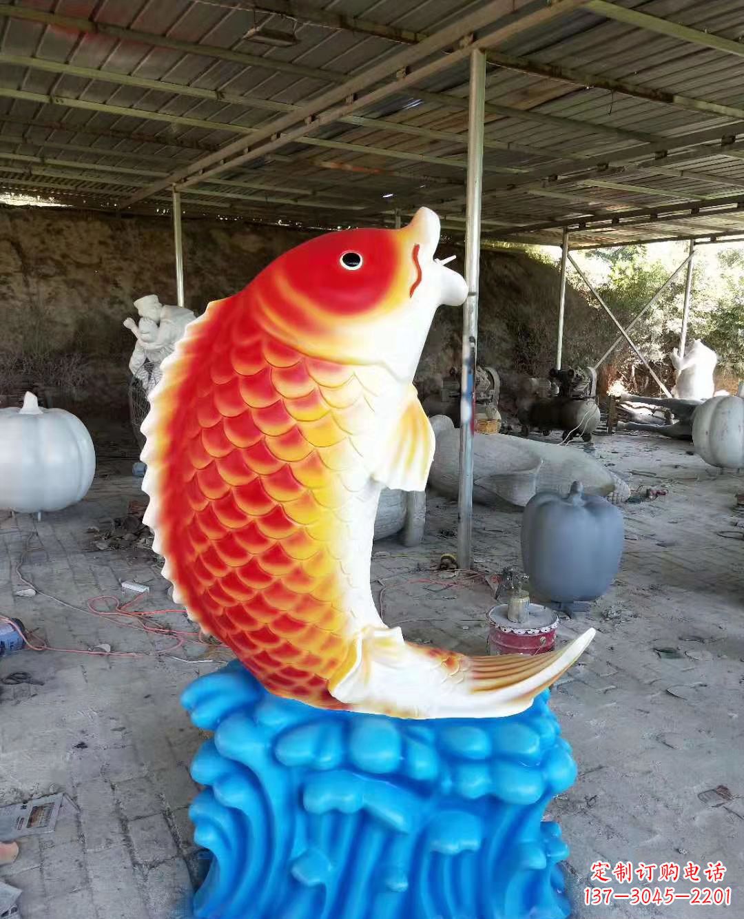 聊城玻璃钢制作的精美鲤鱼喷泉雕塑