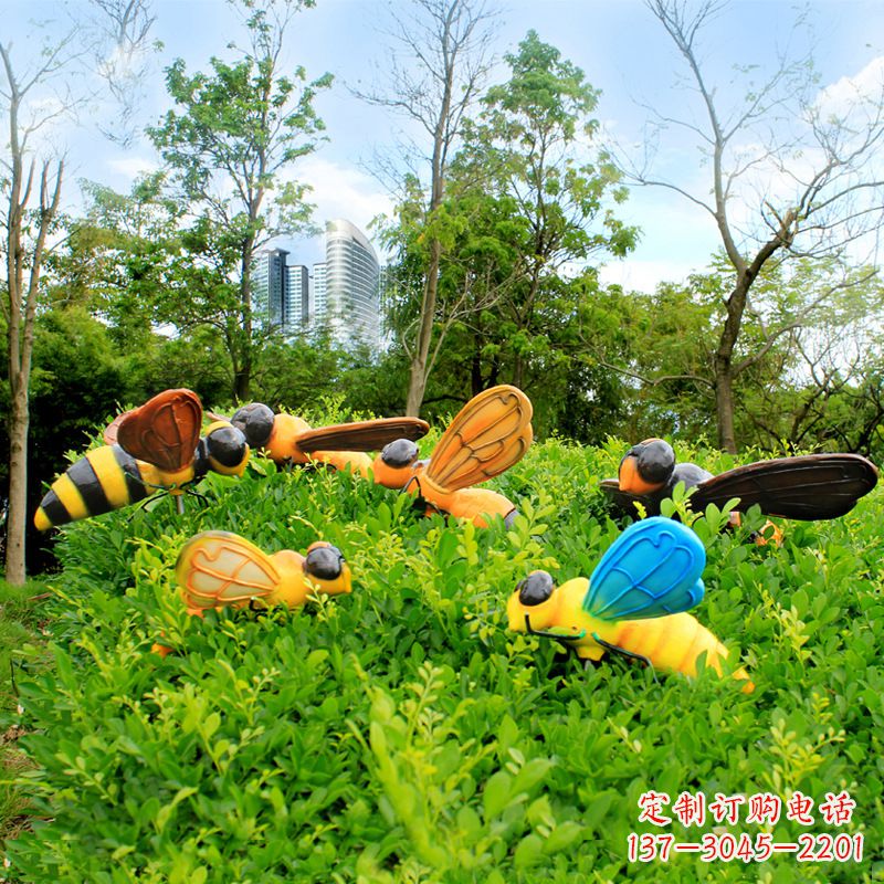 聊城公园草丛中的蜜蜂雕塑