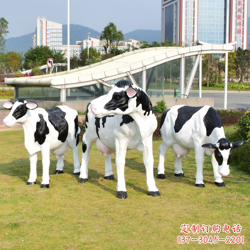 聊城玻璃钢制作的仿真奶牛雕塑——装点园林草坪