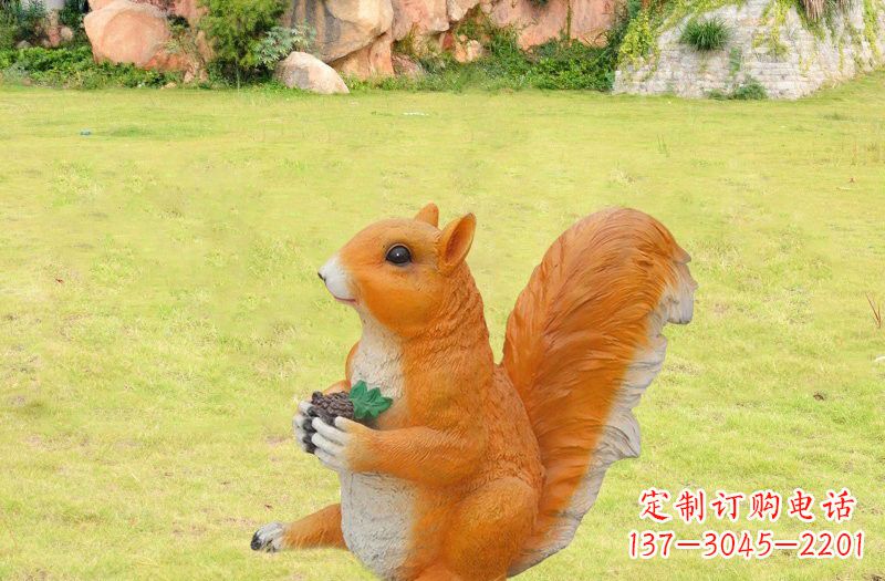 聊城玻璃钢制作的松鼠雕塑