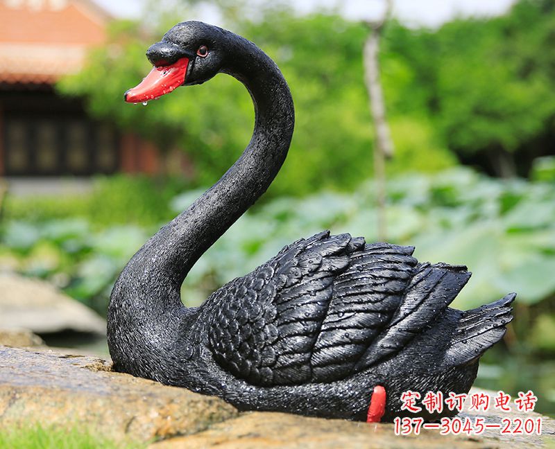聊城玻璃钢雕刻的黑色天鹅——美丽宁静的公园园林摆件