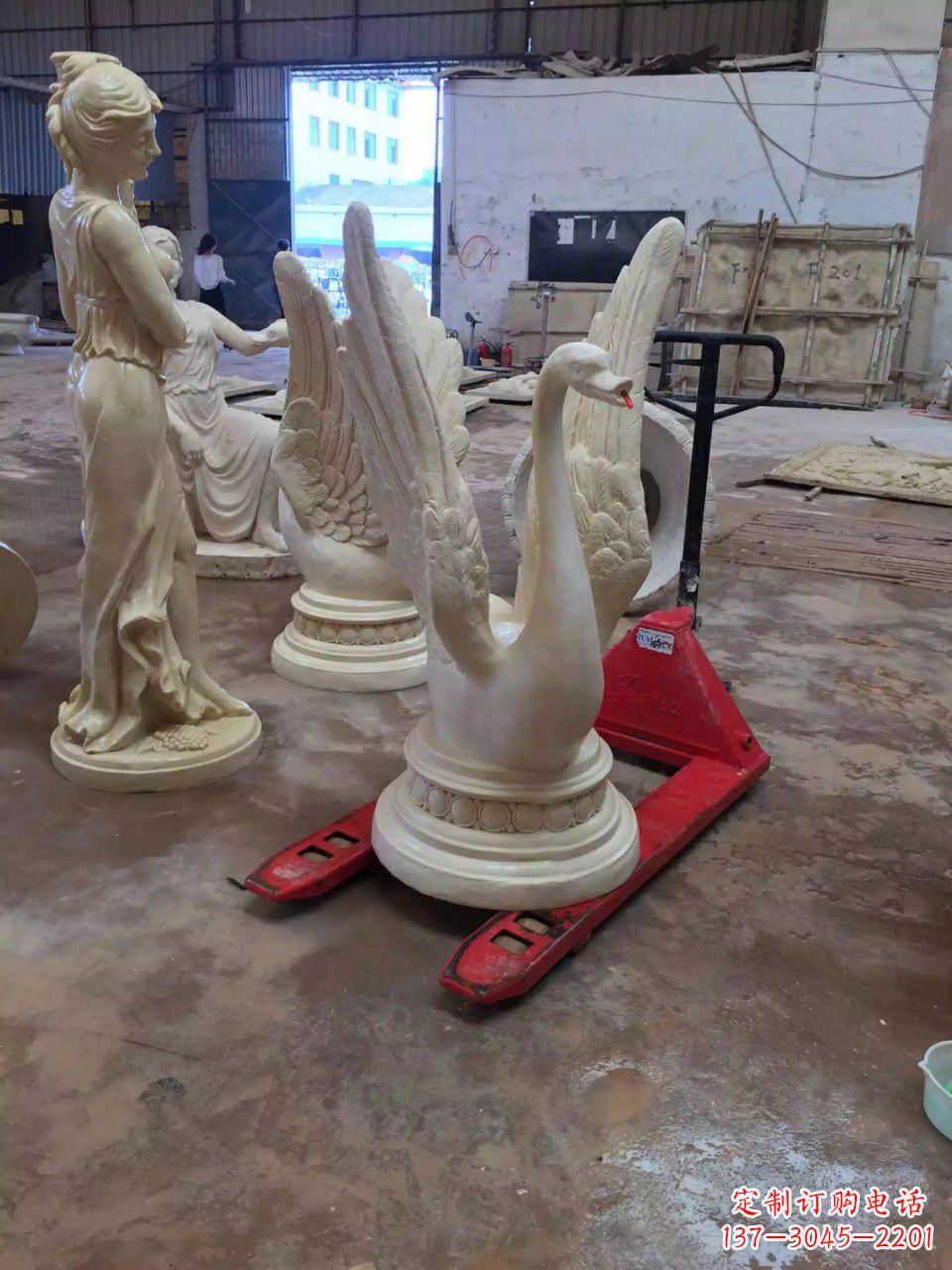 聊城玻璃钢制作的天鹅雕塑