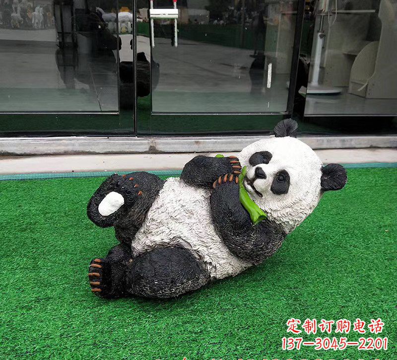 聊城玻璃钢熊猫雕塑象征动物保护的艺术品