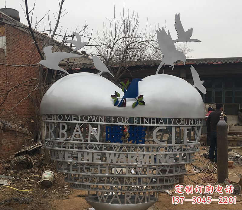 聊城不锈钢爱心字母雕塑——象征着爱的礼物
