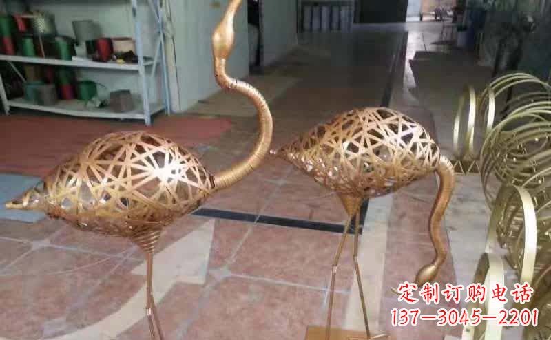聊城仙鹤雕塑以不锈钢编制而成