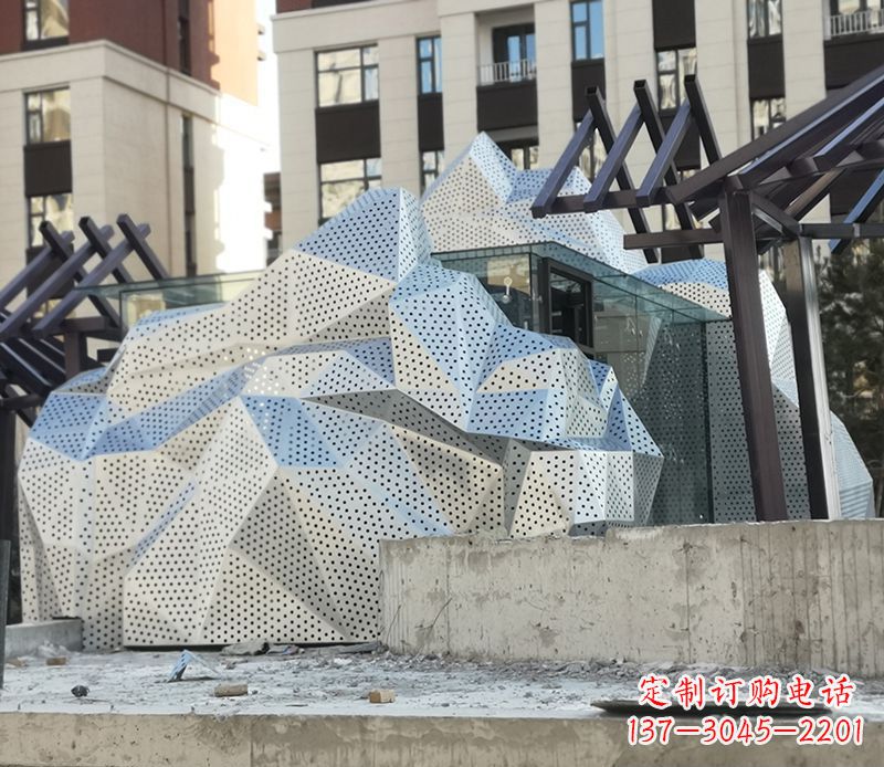 聊城不锈钢假山雕塑给空间带来更多活力
