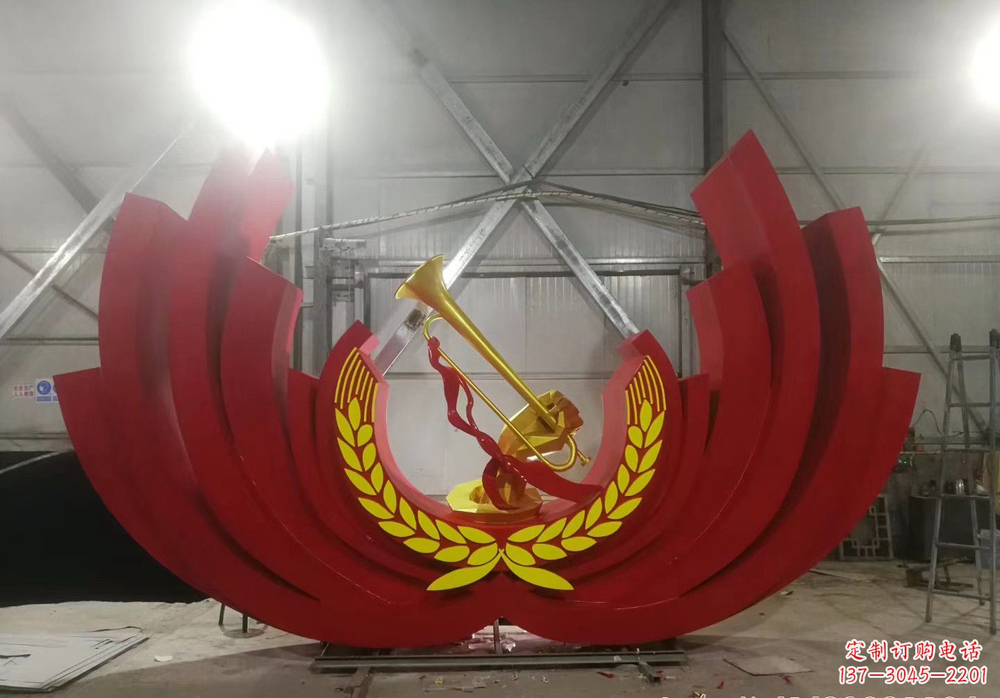 聊城不锈钢冲锋号雕塑缅怀英雄,祝福未来