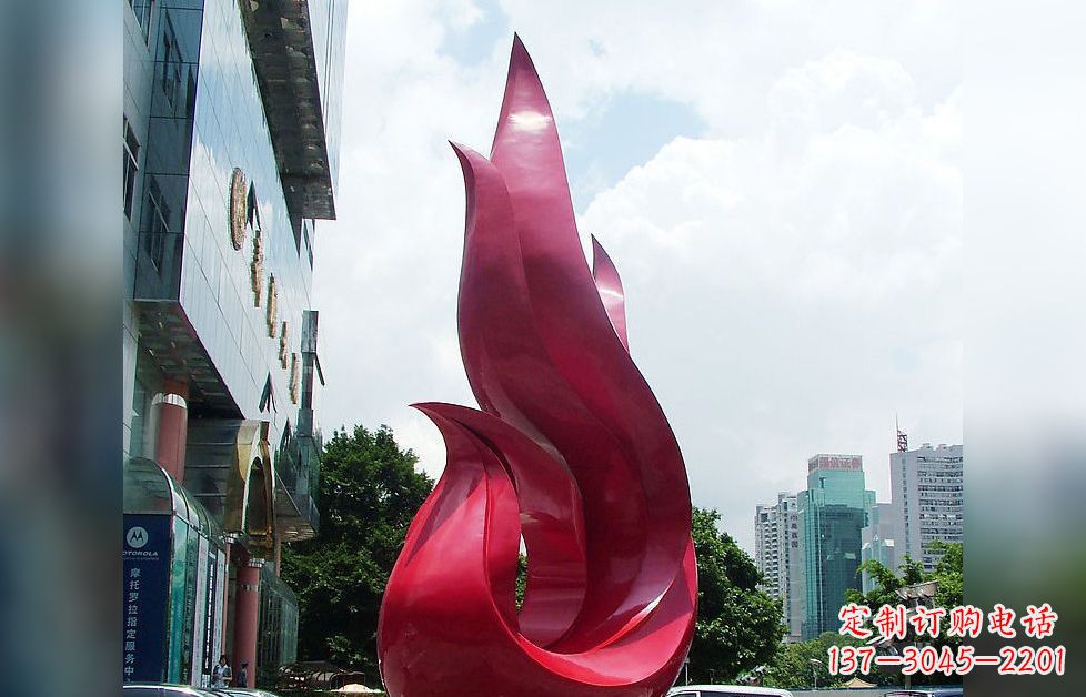 聊城孔雀广场的不锈钢雕塑