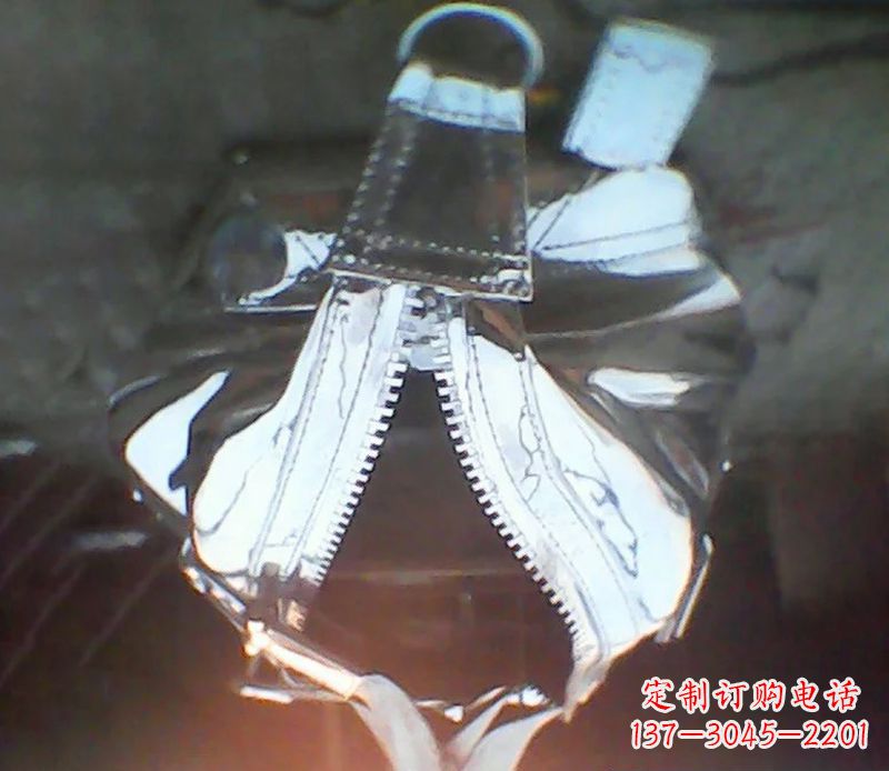 聊城精美不锈钢手提包雕塑