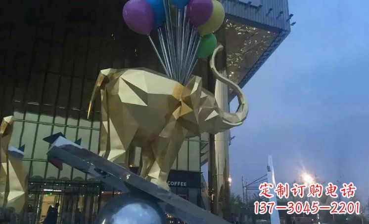 聊城大象踩高跷——点缀城市景观