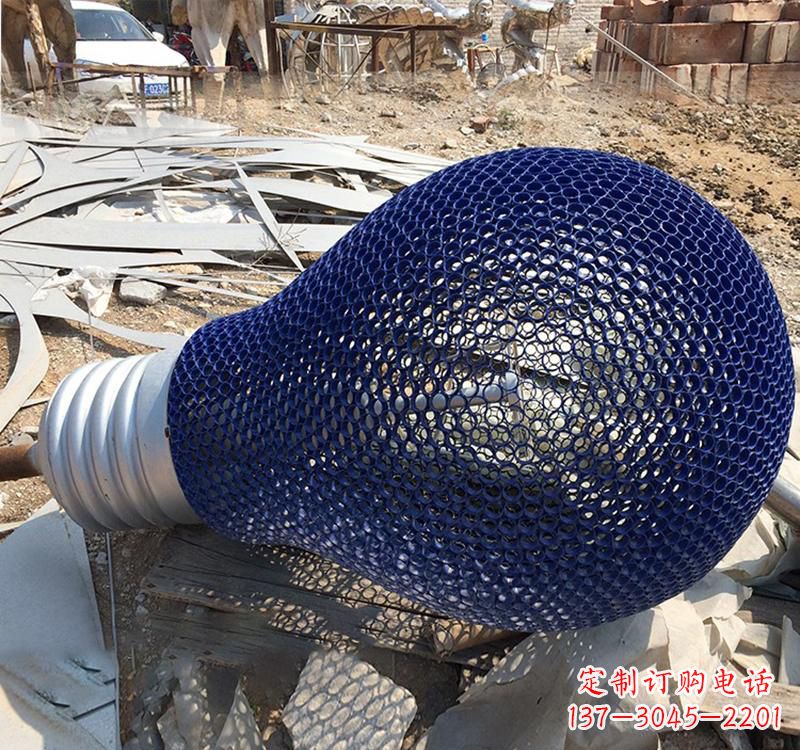 聊城不锈钢灯泡雕塑灯光下的美丽之美