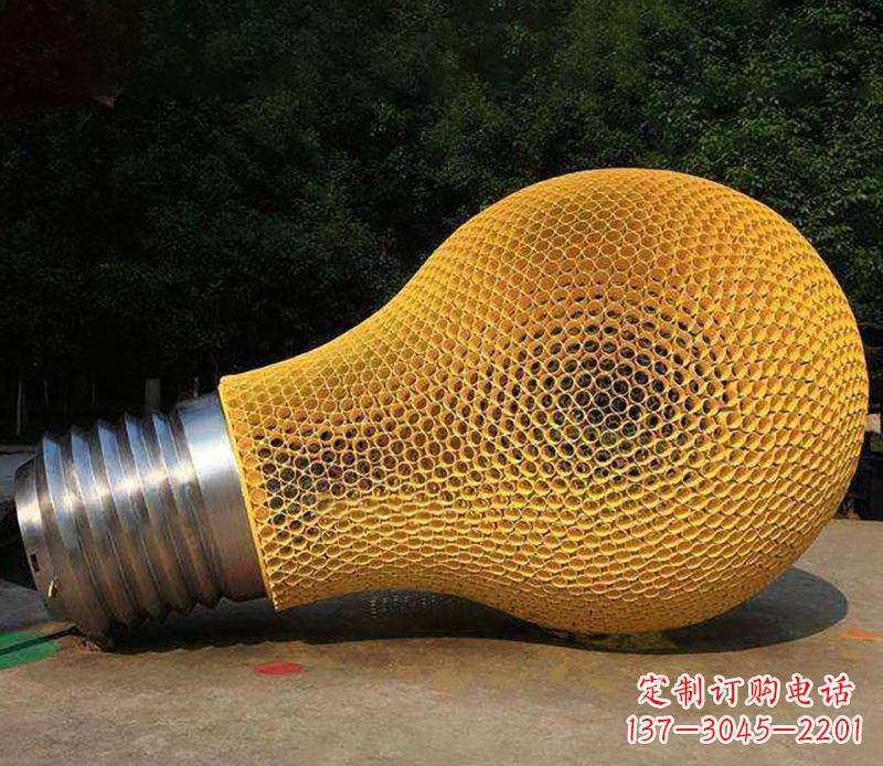 聊城不锈钢灯泡雕塑灯光下的美丽