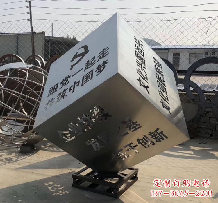 聊城不锈钢灯饰魔方雕塑——精妙艺术