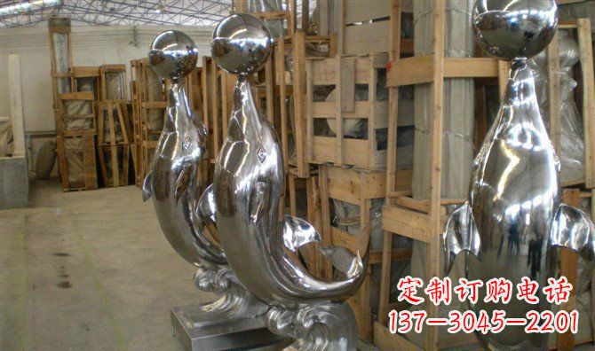 聊城不锈钢顶球海豚雕塑融合精美艺术与实用功能