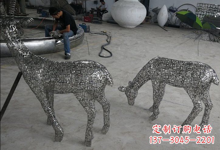 聊城不锈钢动物镂空鹿雕塑精美的艺术品