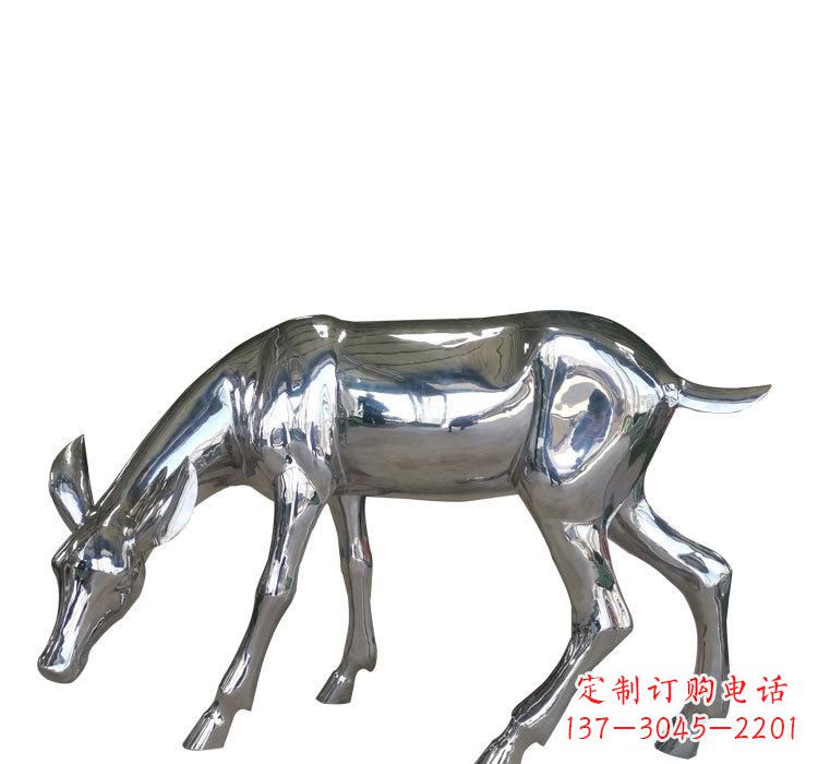 聊城不锈钢公园草坪上的鹿雕塑——让美景更加完美