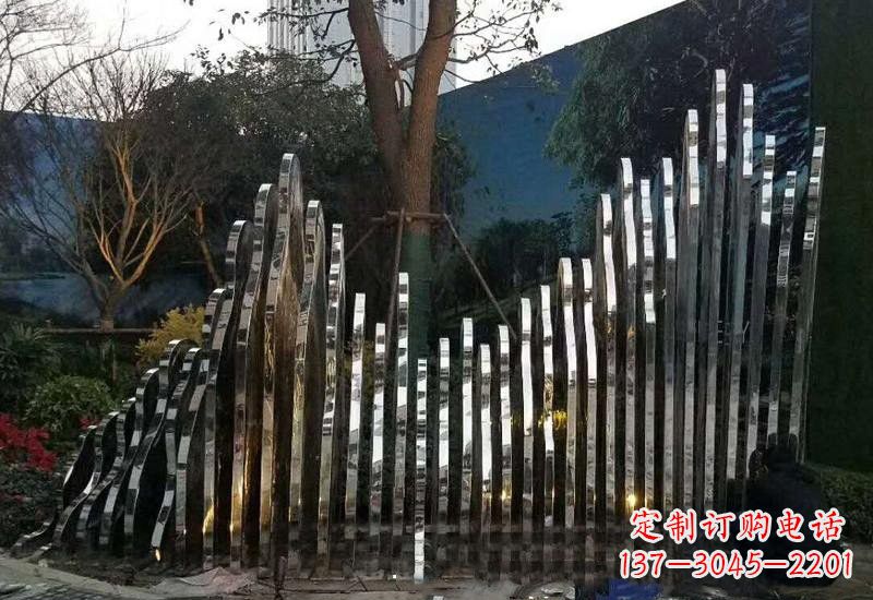 聊城不锈钢公园里的假山雕塑