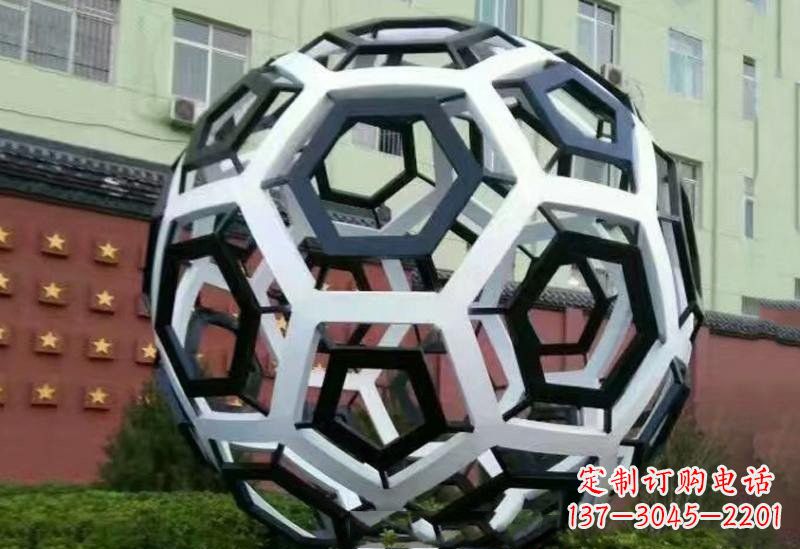 聊城不锈钢公园的镂空足球雕塑