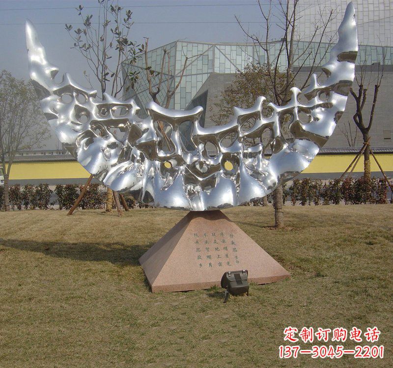 聊城不锈钢月亮雕塑象征着无尽的美丽