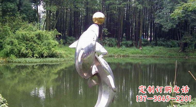 聊城海豚的传说——不锈钢公园顶部雕塑