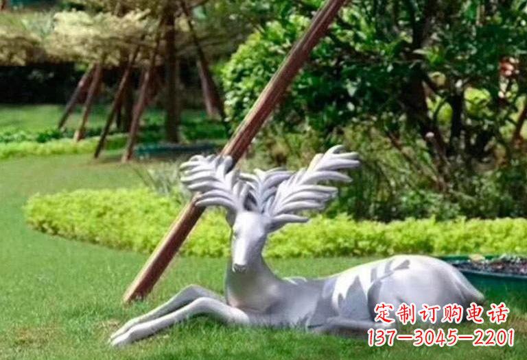 聊城不锈钢公园大角鹿雕塑精致而美丽