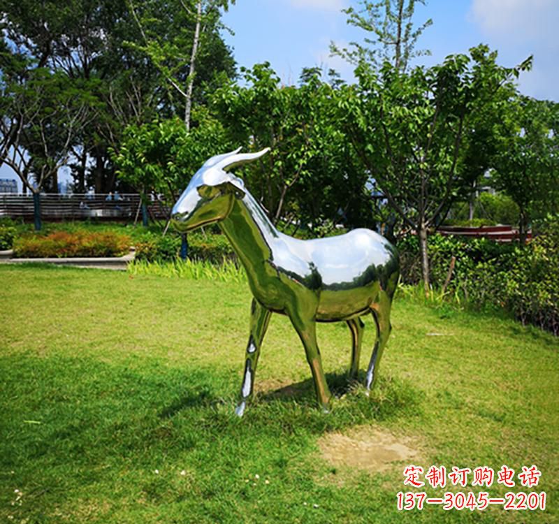 聊城不锈钢公园动物镜面羊雕塑