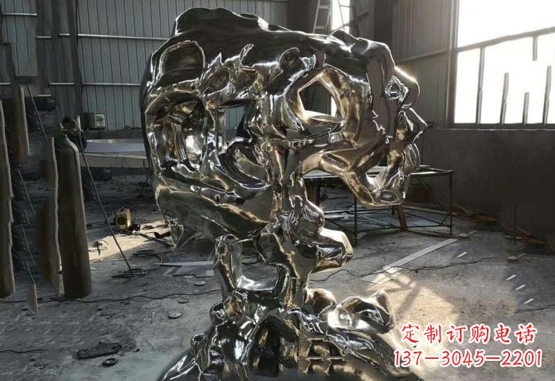 聊城太湖石雕塑不锈钢公园的镜面之美