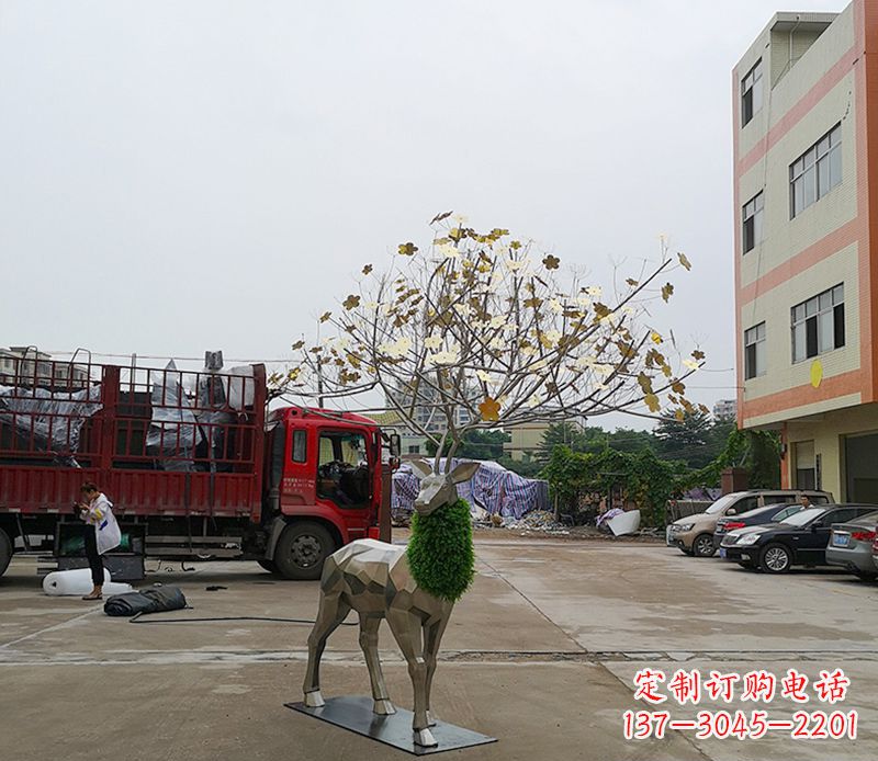 聊城不锈钢公园的梅花鹿雕塑