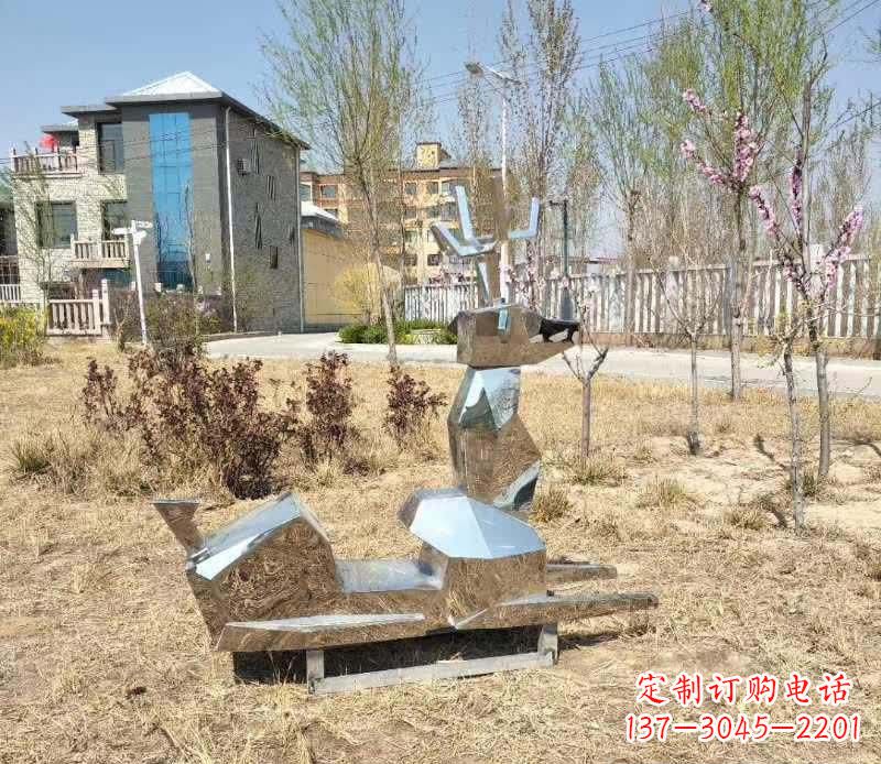 聊城不锈钢公园小鹿雕塑给公园带来温馨气息