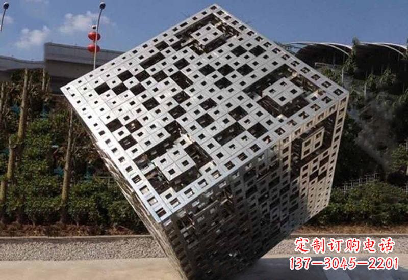 聊城不锈钢广场上的魔方雕塑