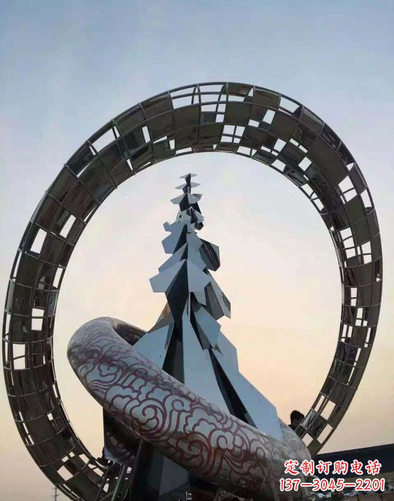 聊城不锈钢广场上的松树雕塑