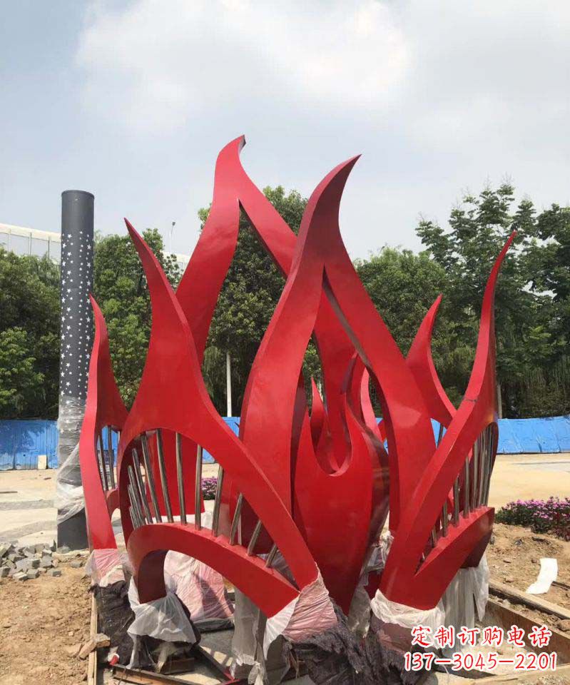 聊城不锈钢树叶雕塑美丽而持久的艺术