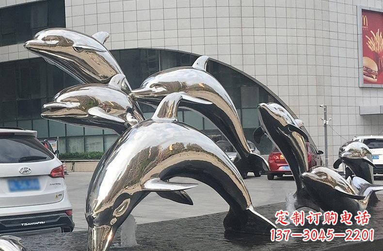 聊城海豚雕塑——不锈钢广场上的跳跃动态