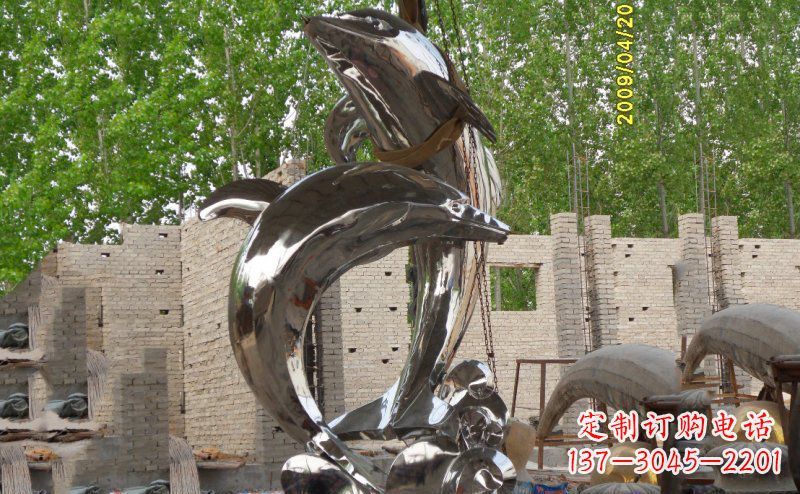 聊城海豚之美不锈钢海边雕塑