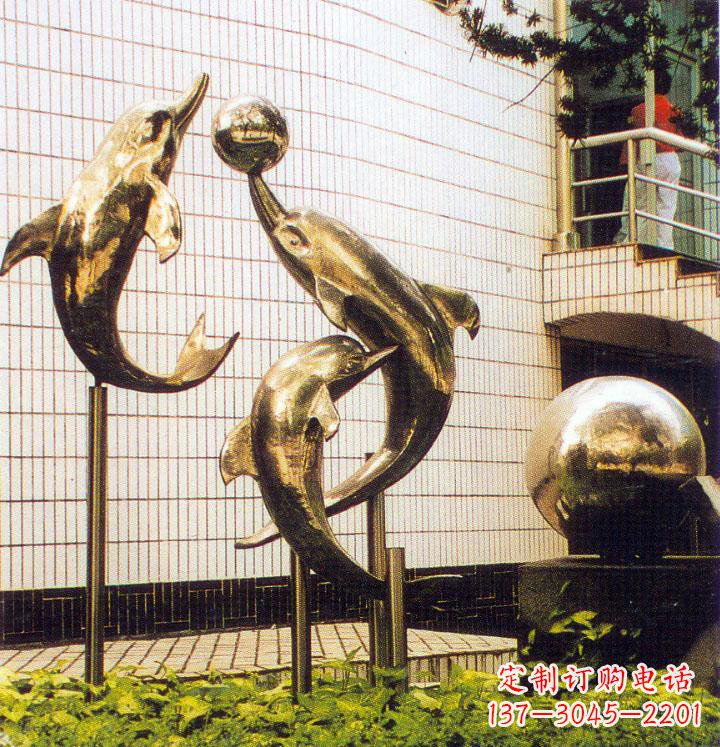 聊城海豚跃动的校园雕塑