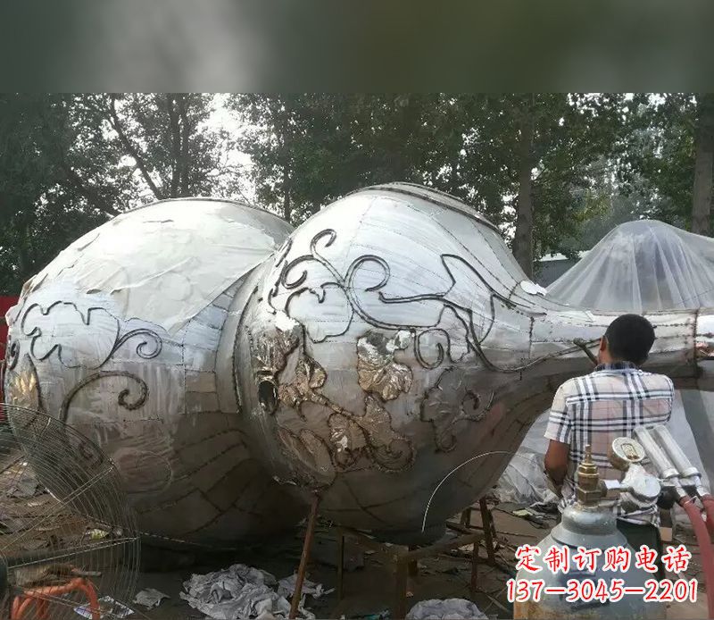 聊城不锈钢葫芦雕塑精美绝伦