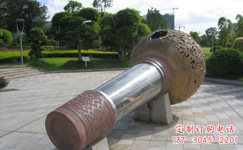 聊城“铸就记忆的不锈钢话筒雕塑”