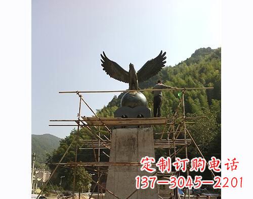 聊城不锈钢老鹰踩地球雕塑缅怀大自然之美
